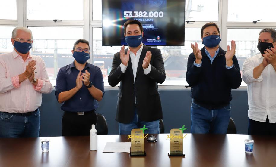 Faltando ainda um mês para acabar o ano, Paranaguá e Antonina batem recorde de 53,3 milhões de toneladas de cargas movimentadas – o maior volume da história. Ratinho Junior acompanhou a contagem regressiva e comemorou com os trabalhadores.