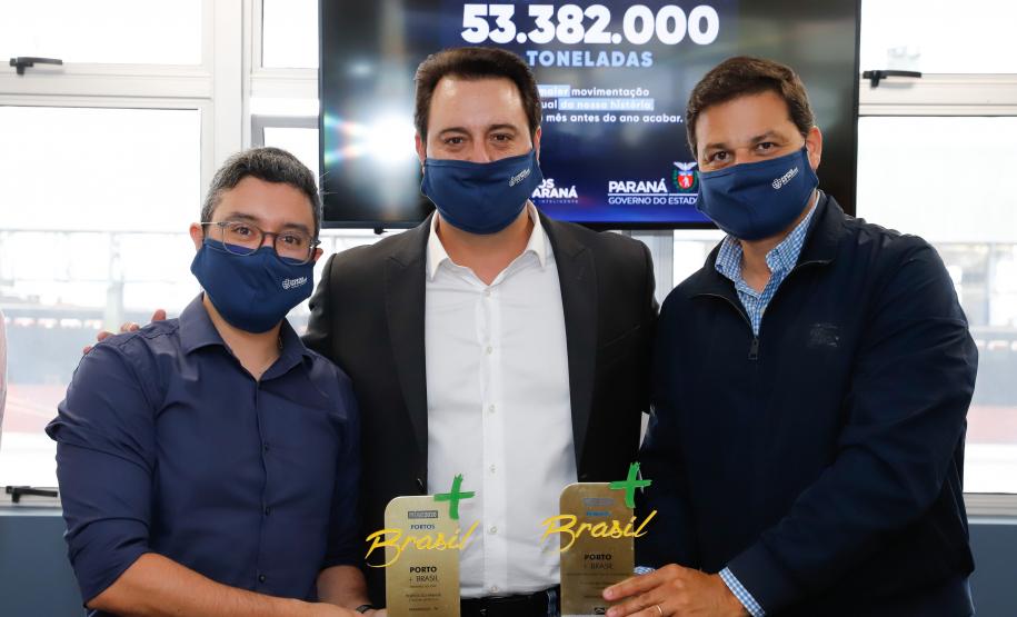 Faltando ainda um mês para acabar o ano, Paranaguá e Antonina batem recorde de 53,3 milhões de toneladas de cargas movimentadas – o maior volume da história. Ratinho Junior acompanhou a contagem regressiva e comemorou com os trabalhadores.