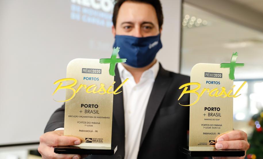 Faltando ainda um mês para acabar o ano, Paranaguá e Antonina batem recorde de 53,3 milhões de toneladas de cargas movimentadas – o maior volume da história. Ratinho Junior acompanhou a contagem regressiva e comemorou com os trabalhadores.