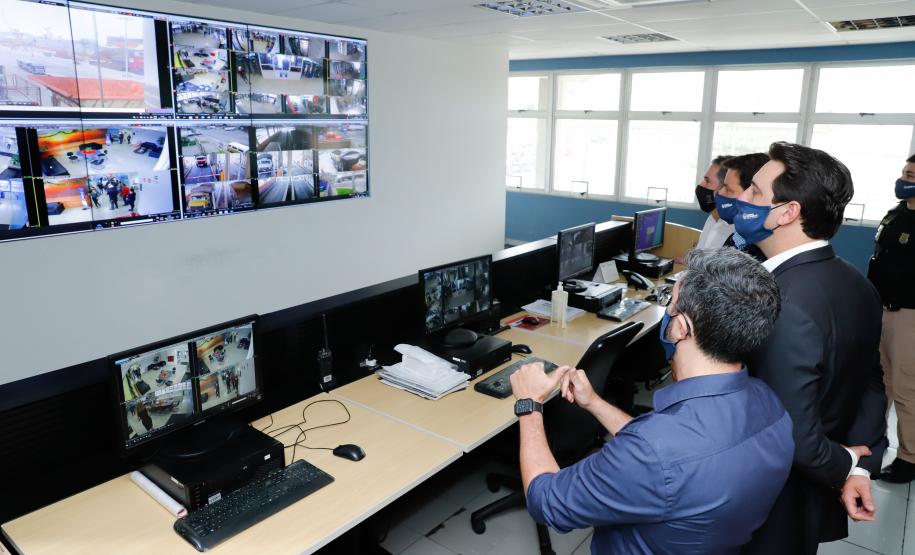 Faltando ainda um mês para acabar o ano, Paranaguá e Antonina batem recorde de 53,3 milhões de toneladas de cargas movimentadas – o maior volume da história. Ratinho Junior acompanhou a contagem regressiva e comemorou com os trabalhadores.