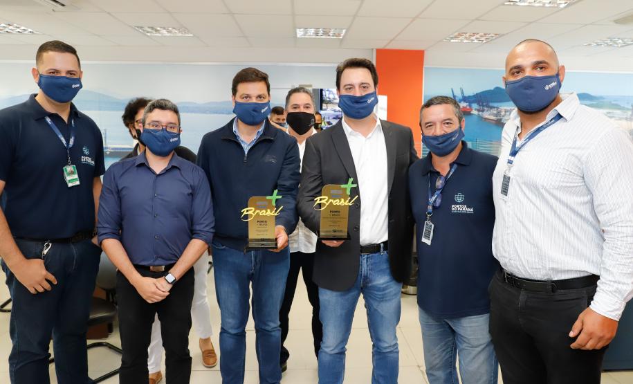 Faltando ainda um mês para acabar o ano, Paranaguá e Antonina batem recorde de 53,3 milhões de toneladas de cargas movimentadas – o maior volume da história. Ratinho Junior acompanhou a contagem regressiva e comemorou com os trabalhadores.