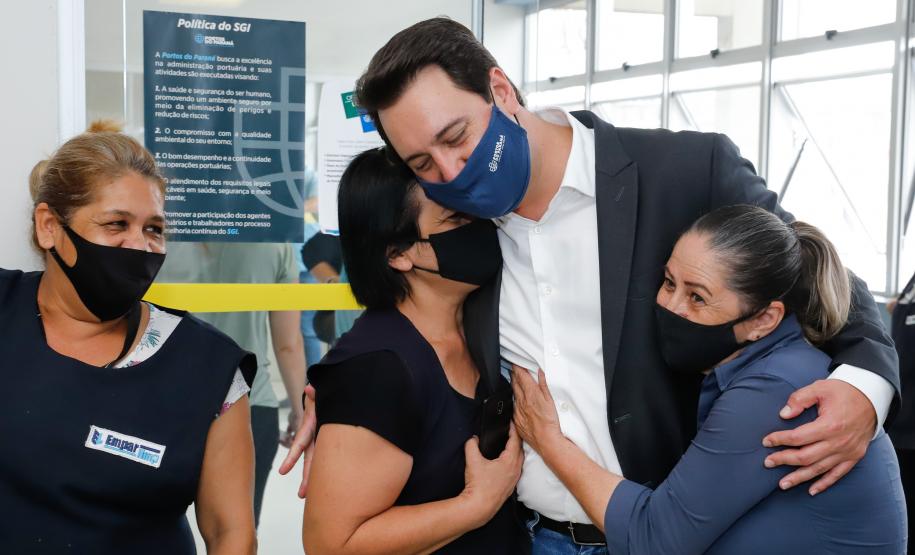 Faltando ainda um mês para acabar o ano, Paranaguá e Antonina batem recorde de 53,3 milhões de toneladas de cargas movimentadas – o maior volume da história. Ratinho Junior acompanhou a contagem regressiva e comemorou com os trabalhadores.