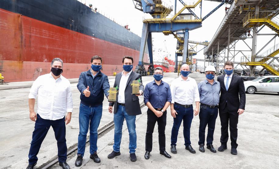 Faltando ainda um mês para acabar o ano, Paranaguá e Antonina batem recorde de 53,3 milhões de toneladas de cargas movimentadas – o maior volume da história. Ratinho Junior acompanhou a contagem regressiva e comemorou com os trabalhadores.