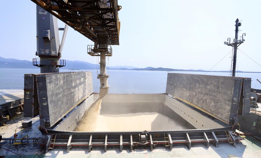 O movimento de janeiro a outubro é o equivalente a 92% do total movimentado em todo o ano passado. Com isso, o Paraná se prepara para ultrapassar o recorde histórico de 53 milhões de toneladas no ano, alcançado em 2019.