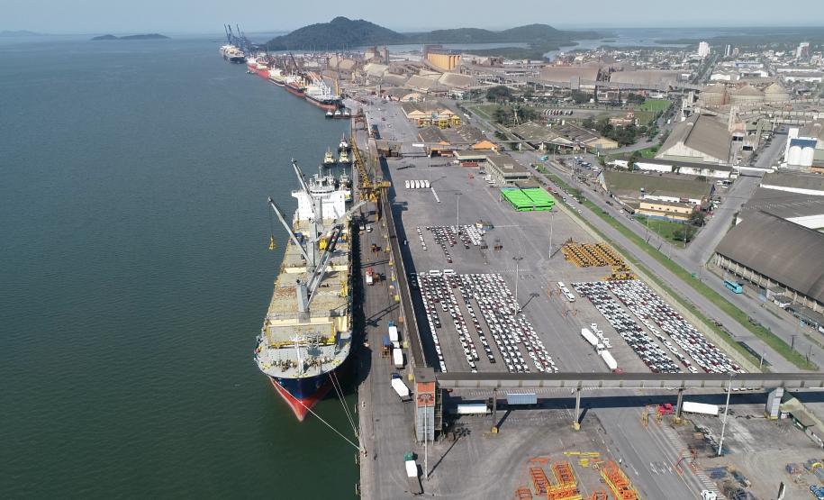 Os investimentos públicos e privados na atividade portuária seguem a todo vapor no Paraná, mesmo com crise causada pela pandemia. A empresa pública que controla os Portos de Paranaguá e Antonina executa obras importantes de infraestrutura, o que anima empresas privadas a investirem na ampliação dos negócios.