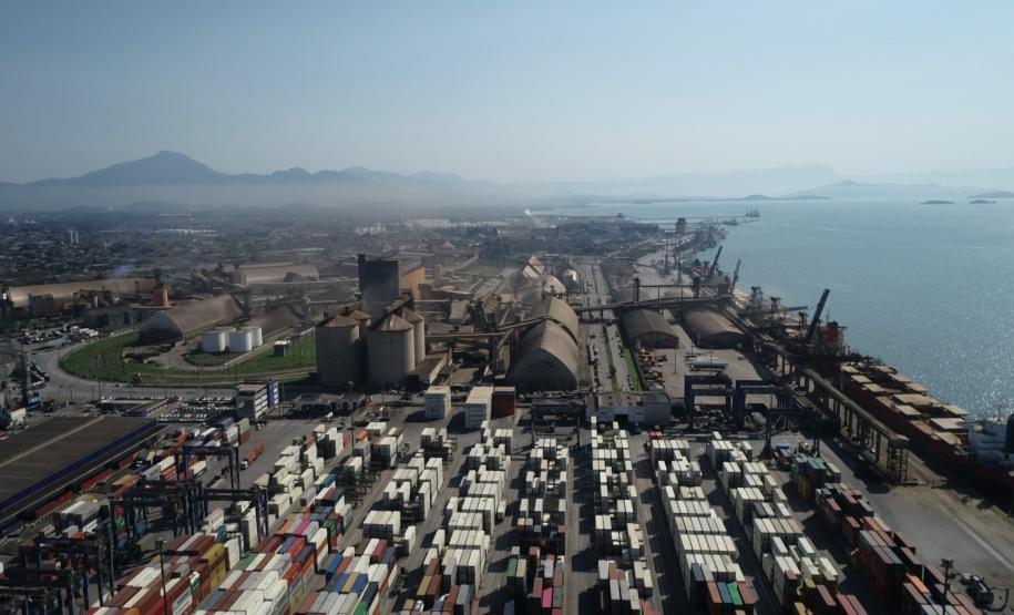 Os investimentos públicos e privados na atividade portuária seguem a todo vapor no Paraná, mesmo com crise causada pela pandemia. A empresa pública que controla os Portos de Paranaguá e Antonina executa obras importantes de infraestrutura, o que anima empresas privadas a investirem na ampliação dos negócios.