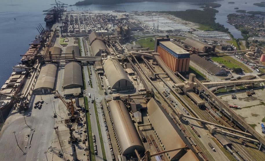 Os investimentos públicos e privados na atividade portuária seguem a todo vapor no Paraná, mesmo com crise causada pela pandemia. A empresa pública que controla os Portos de Paranaguá e Antonina executa obras importantes de infraestrutura, o que anima empresas privadas a investirem na ampliação dos negócios.