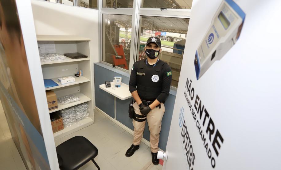 Novo protocolo de segurança para o acesso dos trabalhadores ao cais do Porto de Paranaguá visa evitar acidentes. O teste do etilômetro será aplicado por sorteio aleatório realizado pelo sistema eletrônico.