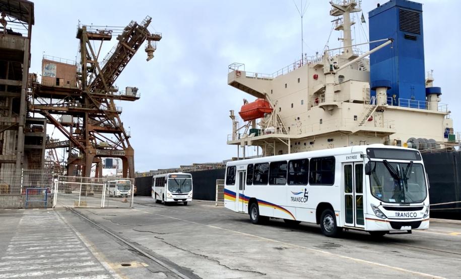 São 155 ônibus em uma única operação. Veículos de transporte coletivo serão levados para os portos de Boma, no Congo, e Luanda, em Angola. A operação é feita no cais público, pela empresa Marcon.