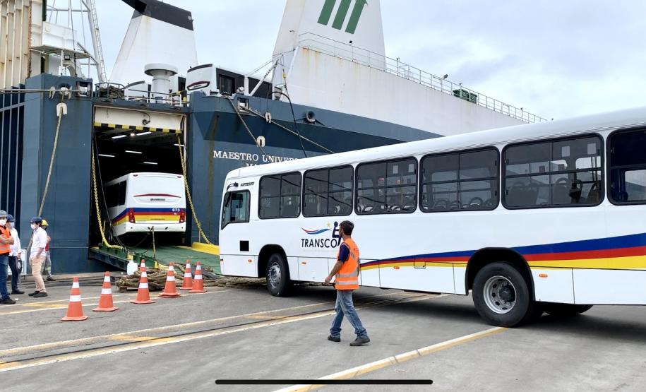 São 155 ônibus em uma única operação. Veículos de transporte coletivo serão levados para os portos de Boma, no Congo, e Luanda, em Angola. A operação é feita no cais público, pela empresa Marcon.