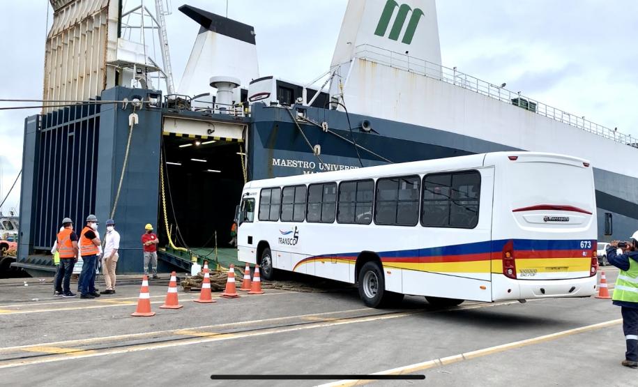 São 155 ônibus em uma única operação. Veículos de transporte coletivo serão levados para os portos de Boma, no Congo, e Luanda, em Angola. A operação é feita no cais público, pela empresa Marcon.