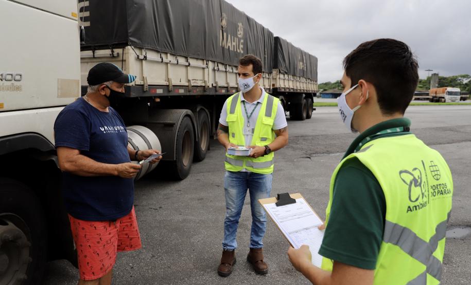 A empresa pública Portos do Paraná dá início à campanha para orientar os trabalhadores portuários, prestadores de serviços e caminhoneiros quanto ao teste do etilômetro, que passa ser realizado a partir do próximo dia 30. O etilômetros é o equipamento utilizado para fazer o exame que indica a concentração de álcool no ar exalado dos pulmões de quem é testado.