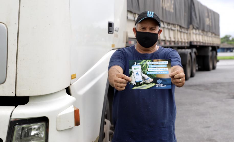 A empresa pública Portos do Paraná dá início à campanha para orientar os trabalhadores portuários, prestadores de serviços e caminhoneiros quanto ao teste do etilômetro, que passa ser realizado a partir do próximo dia 30. O etilômetros é o equipamento utilizado para fazer o exame que indica a concentração de álcool no ar exalado dos pulmões de quem é testado.