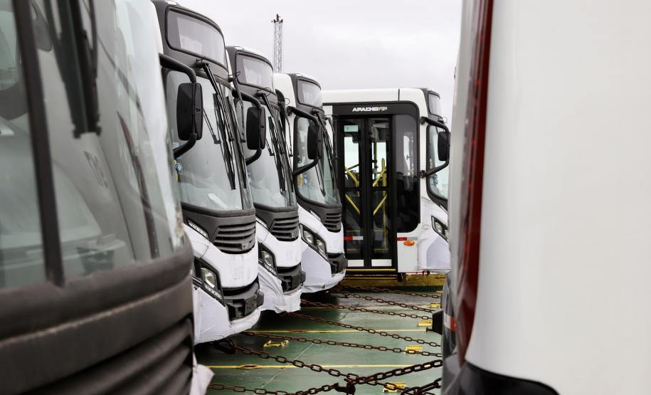 São 155 ônibus em uma única operação. Veículos de transporte coletivo serão levados para os portos de Boma, no Congo, e Luanda, em Angola. A operação é feita no cais público, pela empresa Marcon.