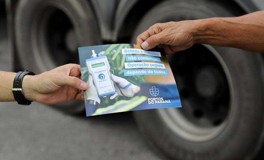 A empresa pública Portos do Paraná dá início à campanha para orientar os trabalhadores portuários, prestadores de serviços e caminhoneiros quanto ao teste do etilômetro, que passa ser realizado a partir do próximo dia 30. O etilômetros é o equipamento utilizado para fazer o exame que indica a concentração de álcool no ar exalado dos pulmões de quem é testado.