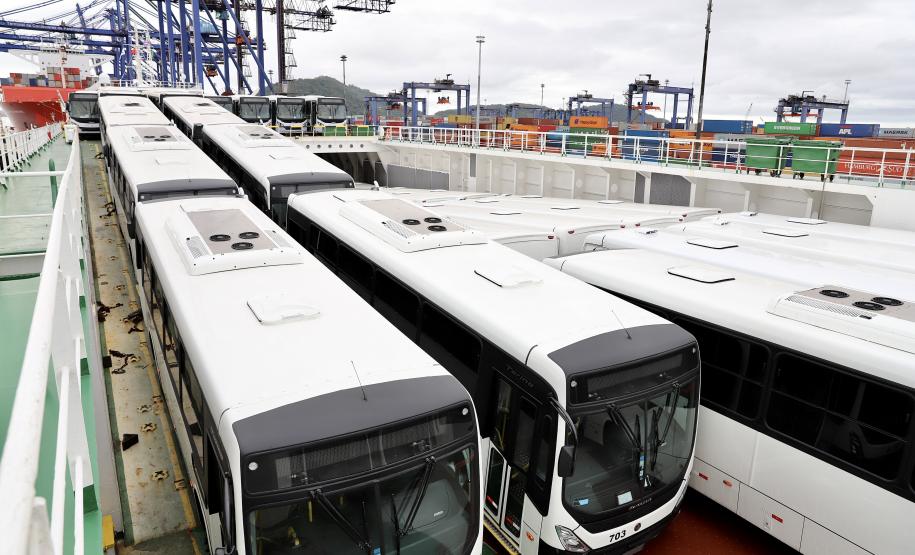 São 155 ônibus em uma única operação. Veículos de transporte coletivo serão levados para os portos de Boma, no Congo, e Luanda, em Angola. A operação é feita no cais público, pela empresa Marcon.