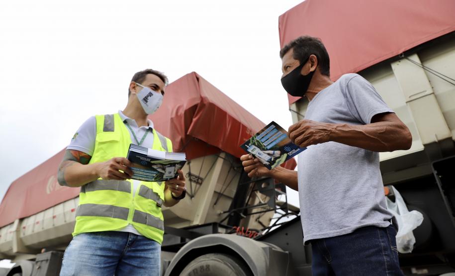 A empresa pública Portos do Paraná dá início à campanha para orientar os trabalhadores portuários, prestadores de serviços e caminhoneiros quanto ao teste do etilômetro, que passa ser realizado a partir do próximo dia 30. O etilômetros é o equipamento utilizado para fazer o exame que indica a concentração de álcool no ar exalado dos pulmões de quem é testado.