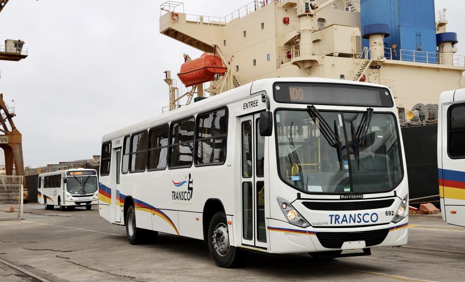 São 155 ônibus em uma única operação. Veículos de transporte coletivo serão levados para os portos de Boma, no Congo, e Luanda, em Angola. A operação é feita no cais público, pela empresa Marcon.