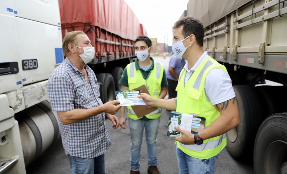 A empresa pública Portos do Paraná dá início à campanha para orientar os trabalhadores portuários, prestadores de serviços e caminhoneiros quanto ao teste do etilômetro, que passa ser realizado a partir do próximo dia 30. O etilômetros é o equipamento utilizado para fazer o exame que indica a concentração de álcool no ar exalado dos pulmões de quem é testado.