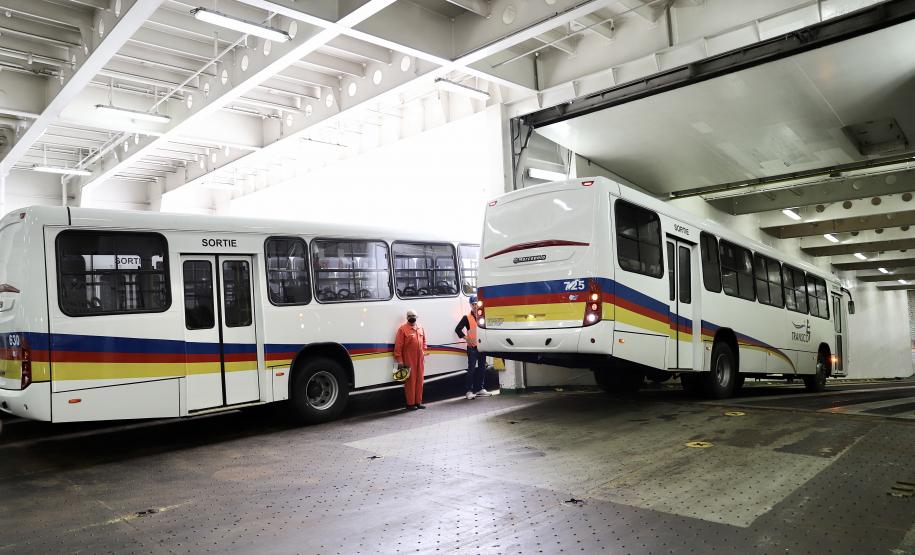 São 155 ônibus em uma única operação. Veículos de transporte coletivo serão levados para os portos de Boma, no Congo, e Luanda, em Angola. A operação é feita no cais público, pela empresa Marcon.
