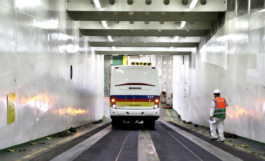 São 155 ônibus em uma única operação. Veículos de transporte coletivo serão levados para os portos de Boma, no Congo, e Luanda, em Angola. A operação é feita no cais público, pela empresa Marcon.