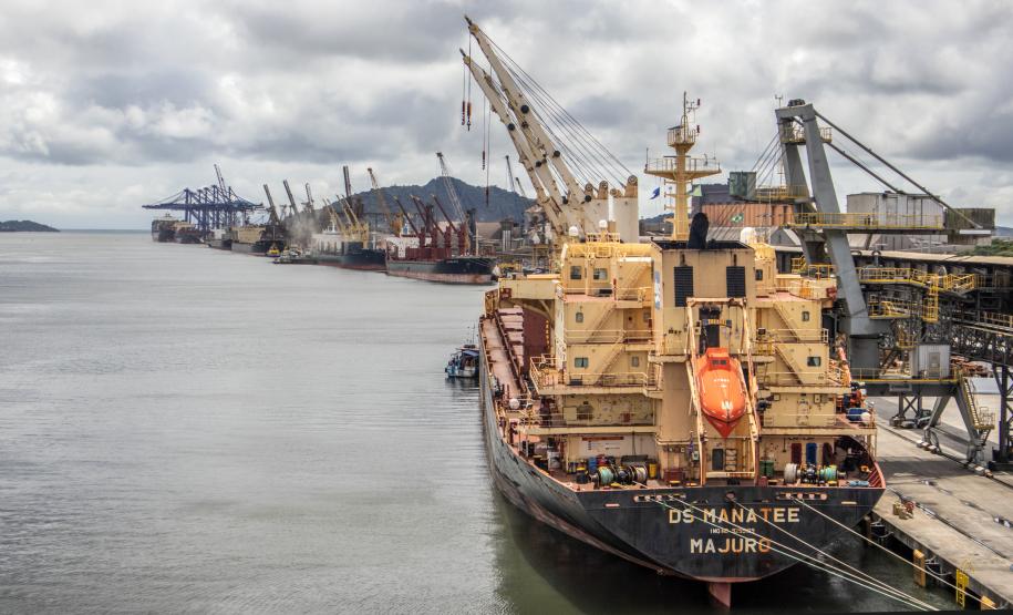 Otimização do uso do espaço de acostagem reflete positivamente em toda a comunidade portuária e agentes envolvidos nas operações. Manutenção do ritmo é possível graças aos investimentos contínuos em infraestrutura e aos esforços da comunidade e dos trabalhadores portuários.