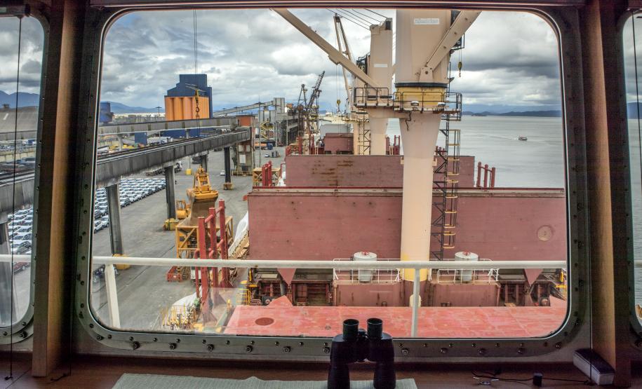 Otimização do uso do espaço de acostagem reflete positivamente em toda a comunidade portuária e agentes envolvidos nas operações. Manutenção do ritmo é possível graças aos investimentos contínuos em infraestrutura e aos esforços da comunidade e dos trabalhadores portuários.