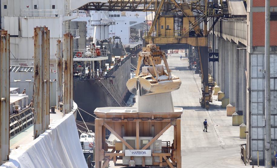 O movimento de janeiro a outubro é o equivalente a 92% do total movimentado em todo o ano passado. Com isso, o Paraná se prepara para ultrapassar o recorde histórico de 53 milhões de toneladas no ano, alcançado em 2019.