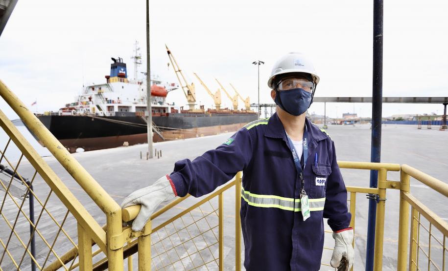 Nesta sexta-feira (27), último dia de testes antes da efetivação do novo protocolo de segurança no trabalho na Portos do Paraná, se comemora o Dia do Técnico de Segurança no Trabalho. Atuando nos portos de Paranaguá e Antonina, são onzes profissionais que tornam as operações portuárias mais seguras com planejamento e ação. Quatro na empresa pública e sete na Cia Ambiental, empresa que presta assessoria ambiental para a Portos do Paraná.