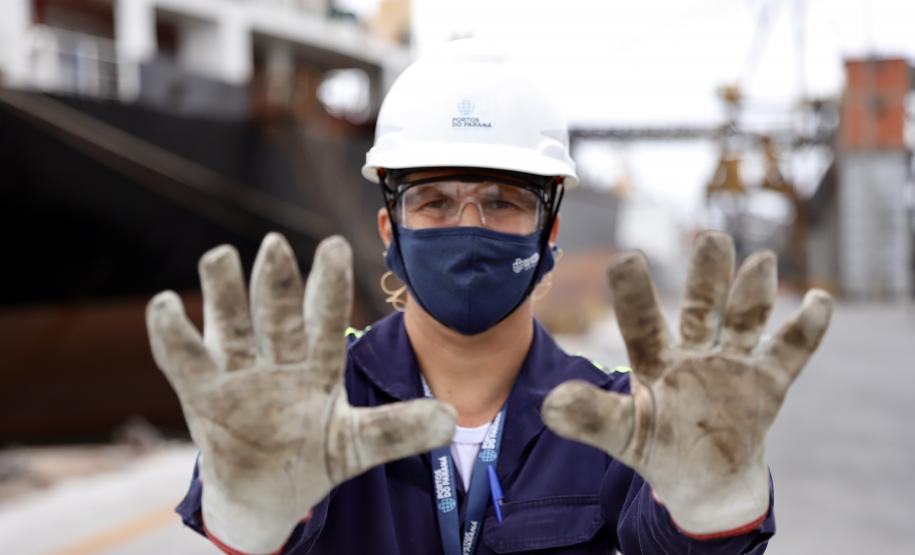 Nesta sexta-feira (27), último dia de testes antes da efetivação do novo protocolo de segurança no trabalho na Portos do Paraná, se comemora o Dia do Técnico de Segurança no Trabalho. Atuando nos portos de Paranaguá e Antonina, são onzes profissionais que tornam as operações portuárias mais seguras com planejamento e ação. Quatro na empresa pública e sete na Cia Ambiental, empresa que presta assessoria ambiental para a Portos do Paraná.