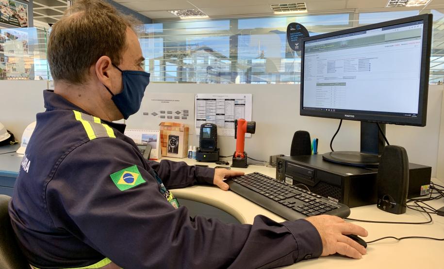 Nesta sexta-feira (27), último dia de testes antes da efetivação do novo protocolo de segurança no trabalho na Portos do Paraná, se comemora o Dia do Técnico de Segurança no Trabalho. Atuando nos portos de Paranaguá e Antonina, são onzes profissionais que tornam as operações portuárias mais seguras com planejamento e ação. Quatro na empresa pública e sete na Cia Ambiental, empresa que presta assessoria ambiental para a Portos do Paraná.
