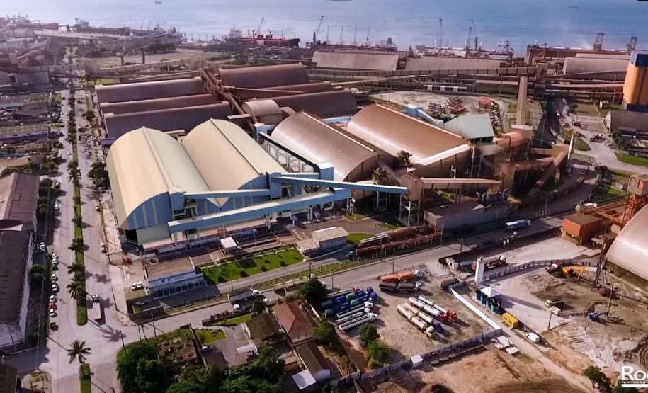 Os investimentos públicos e privados na atividade portuária seguem a todo vapor no Paraná, mesmo com crise causada pela pandemia. A empresa pública que controla os Portos de Paranaguá e Antonina executa obras importantes de infraestrutura, o que anima empresas privadas a investirem na ampliação dos negócios.