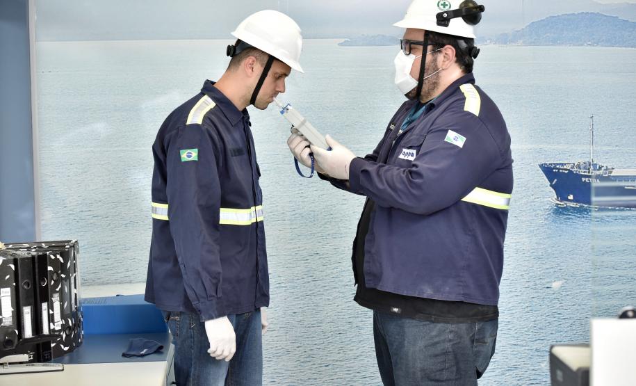 Nesta sexta-feira (27), último dia de testes antes da efetivação do novo protocolo de segurança no trabalho na Portos do Paraná, se comemora o Dia do Técnico de Segurança no Trabalho. Atuando nos portos de Paranaguá e Antonina, são onzes profissionais que tornam as operações portuárias mais seguras com planejamento e ação. Quatro na empresa pública e sete na Cia Ambiental, empresa que presta assessoria ambiental para a Portos do Paraná.
