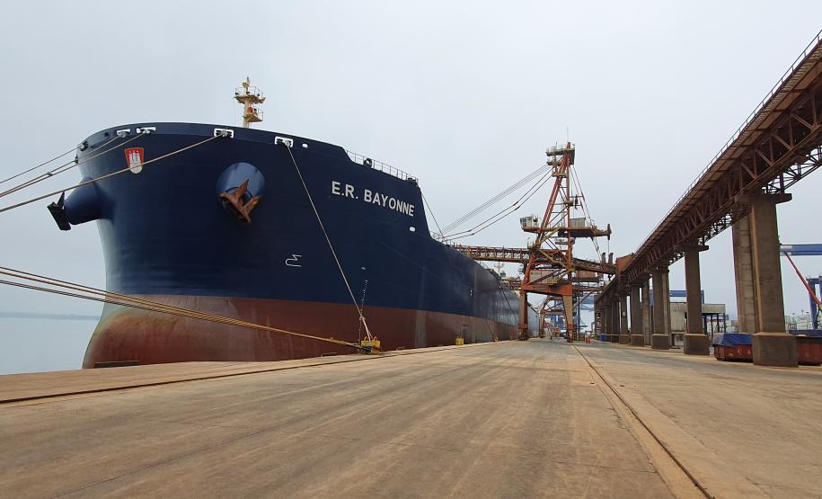 Movimentação histórica de mais de 55 milhões de toneladas de carga movimentada, o maior número de caminhões recebidos no Pátio de Triagem, maior navio de grãos já recebido, entre outros, fizeram com que os portos de Paranaguá e Antonina se destacassem no setor portuário brasileiro.