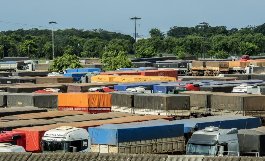 Movimentação histórica de mais de 55 milhões de toneladas de carga movimentada, o maior número de caminhões recebidos no Pátio de Triagem, maior navio de grãos já recebido, entre outros, fizeram com que os portos de Paranaguá e Antonina se destacassem no setor portuário brasileiro.