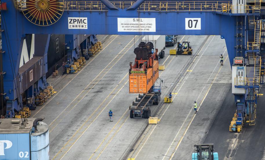 A autoridade marítima aprovou mais 30 centímetros de calado operacional, o que possibilita carregar mais 120 contêineres cheios, por navio, nos dois últimos berços a leste do cais público: 217 e 218. O aumento significa 15% mais capacidade de movimentação.