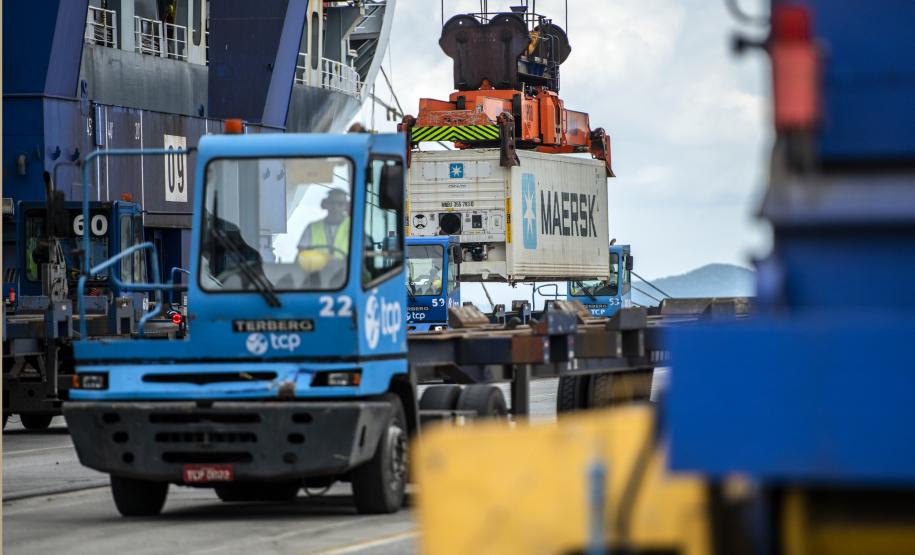 A autoridade marítima aprovou mais 30 centímetros de calado operacional, o que possibilita carregar mais 120 contêineres cheios, por navio, nos dois últimos berços a leste do cais público: 217 e 218. O aumento significa 15% mais capacidade de movimentação.