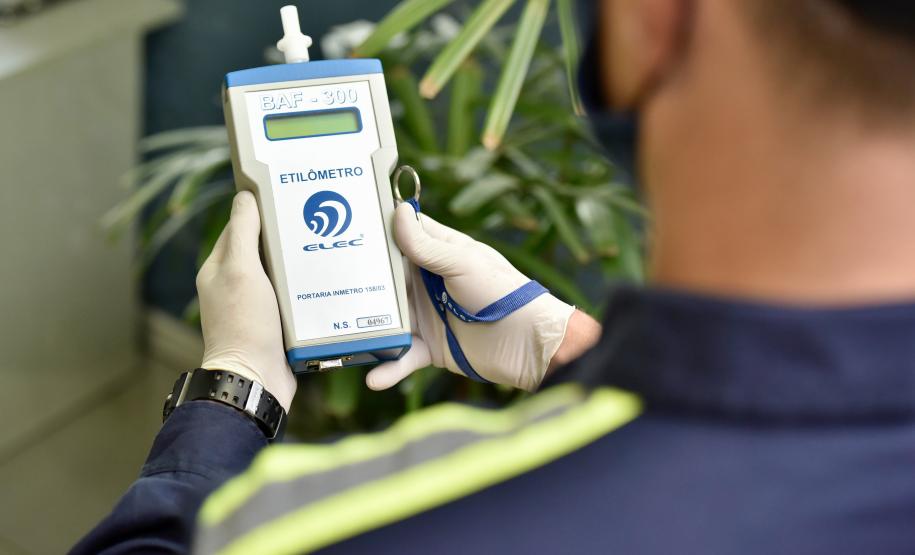 Em todos os turnos, as pessoas que acessam a faixa podem ser sorteadas, de forma eletrônica, a passar pelo teste que verifica o nível de álcool. O profissional não é obrigado a fazer o teste, mas, ao recusar-se, não acessará a faixa portuária.