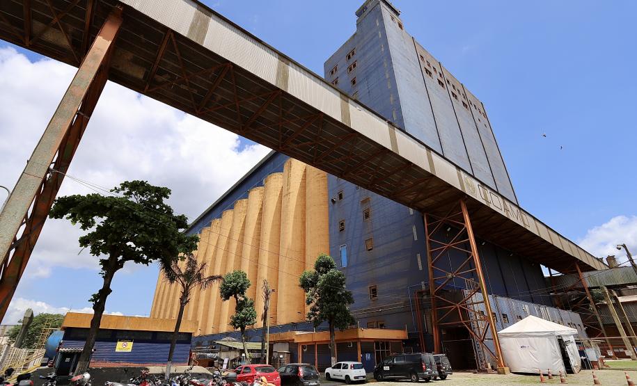 Desde março, mais de 1,2 milhões de triagens de saúde foram realizadas junto a caminhoneiros e trabalhadores no Porto de Paranaguá. Há atendimento com médicos e enfermeiros 24 horas, todos os dias, além de suprimentos como álcool em gel, máscaras, luvas, novas pias, chuveiros e serviço de desinfecção.