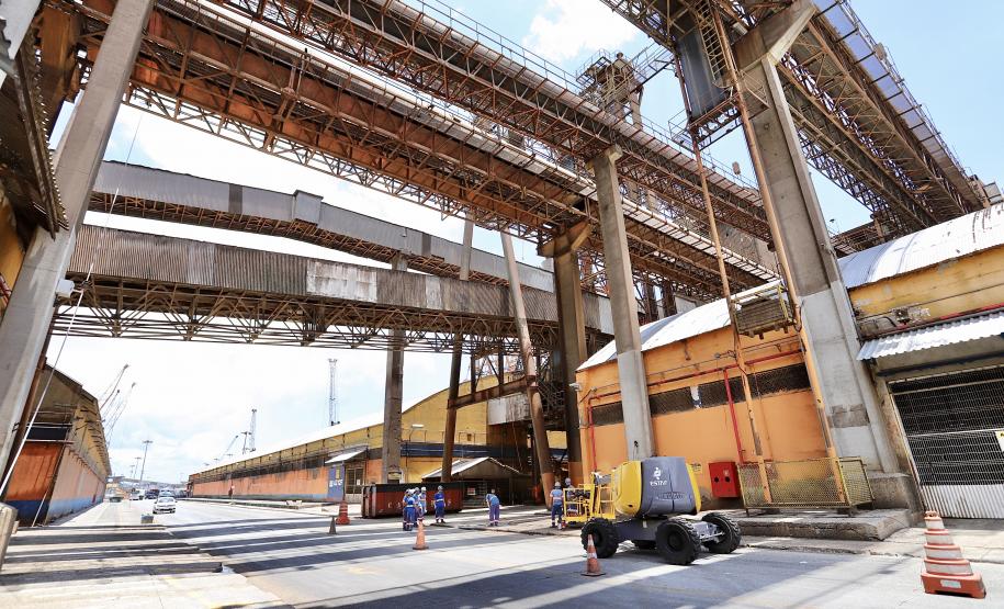 Em parceria com as associações de operadores portuários, empresa Portos do Paraná inicia manutenção corretiva e preventiva do complexo de escoamento dos grãos e farelos no Porto de Paranaguá. Foco é atender a demanda de escoamento da soja que deve se intensificar a partir do final de fevereiro.