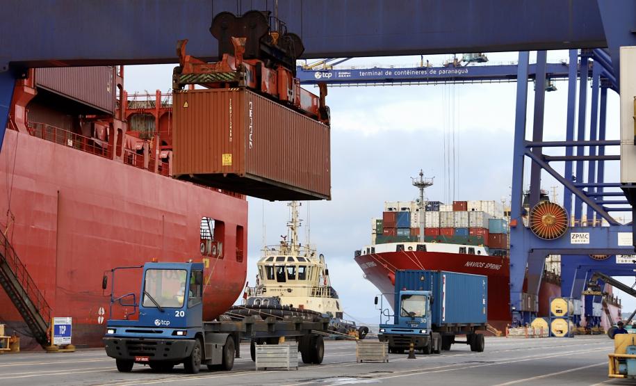 Movimentação histórica de mais de 55 milhões de toneladas de carga movimentada, o maior número de caminhões recebidos no Pátio de Triagem, maior navio de grãos já recebido, entre outros, fizeram com que os portos de Paranaguá e Antonina se destacassem no setor portuário brasileiro.