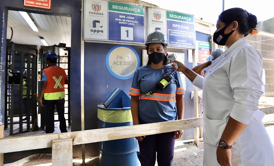 Desde março, mais de 1,2 milhões de triagens de saúde foram realizadas junto a caminhoneiros e trabalhadores no Porto de Paranaguá. Há atendimento com médicos e enfermeiros 24 horas, todos os dias, além de suprimentos como álcool em gel, máscaras, luvas, novas pias, chuveiros e serviço de desinfecção.