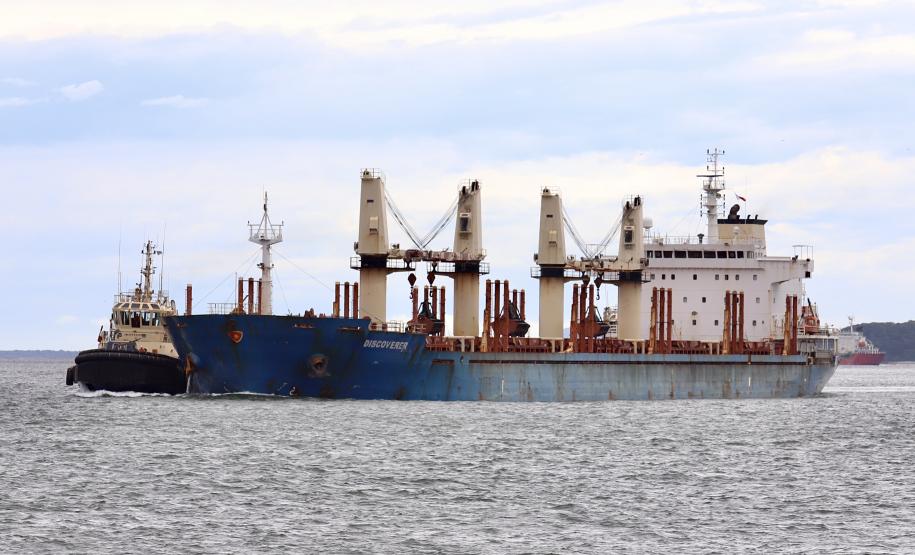 O navio Discoverer, de bandeira das Ilhas Marshall, tem 179,9 metros de comprimento por 28,4 metros de largura (boca). A embarcação tem cinco porões. A previsão de duração da operação é de cinco dias, com produtividade de 6.000 toneladas por dia, dependendo das condições meteorológicas, já que com chuva o produto não é descarregado.