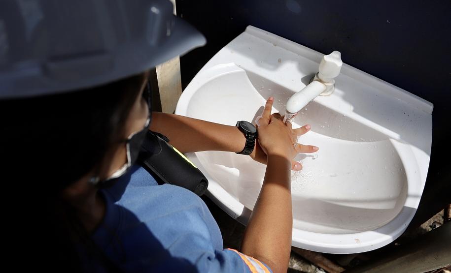 Desde março, mais de 1,2 milhões de triagens de saúde foram realizadas junto a caminhoneiros e trabalhadores no Porto de Paranaguá. Há atendimento com médicos e enfermeiros 24 horas, todos os dias, além de suprimentos como álcool em gel, máscaras, luvas, novas pias, chuveiros e serviço de desinfecção.