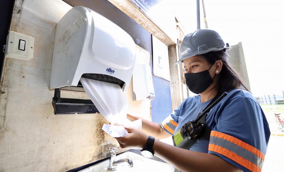 Desde março, mais de 1,2 milhões de triagens de saúde foram realizadas junto a caminhoneiros e trabalhadores no Porto de Paranaguá. Há atendimento com médicos e enfermeiros 24 horas, todos os dias, além de suprimentos como álcool em gel, máscaras, luvas, novas pias, chuveiros e serviço de desinfecção.