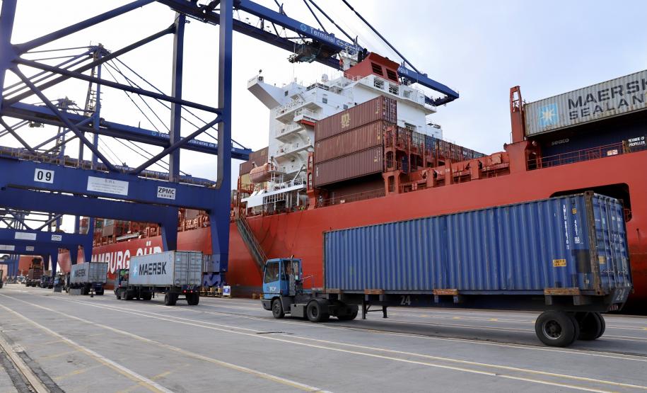 Movimentação histórica de mais de 55 milhões de toneladas de carga movimentada, o maior número de caminhões recebidos no Pátio de Triagem, maior navio de grãos já recebido, entre outros, fizeram com que os portos de Paranaguá e Antonina se destacassem no setor portuário brasileiro.