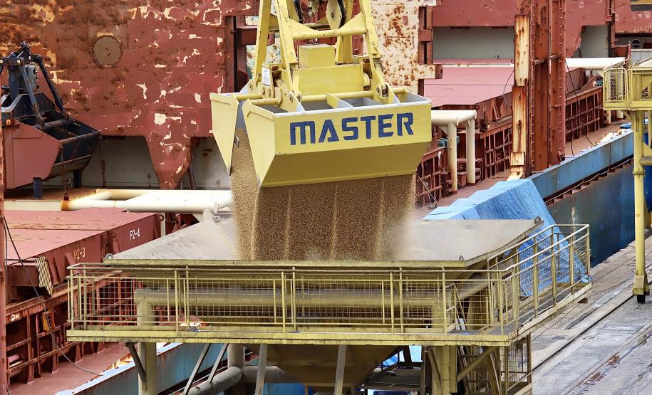 O navio Discoverer, de bandeira das Ilhas Marshall, tem 179,9 metros de comprimento por 28,4 metros de largura (boca). A embarcação tem cinco porões. A previsão de duração da operação é de cinco dias, com produtividade de 6.000 toneladas por dia, dependendo das condições meteorológicas, já que com chuva o produto não é descarregado.