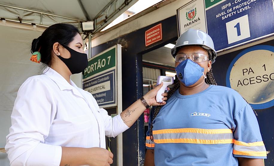 Desde março, mais de 1,2 milhões de triagens de saúde foram realizadas junto a caminhoneiros e trabalhadores no Porto de Paranaguá. Há atendimento com médicos e enfermeiros 24 horas, todos os dias, além de suprimentos como álcool em gel, máscaras, luvas, novas pias, chuveiros e serviço de desinfecção.