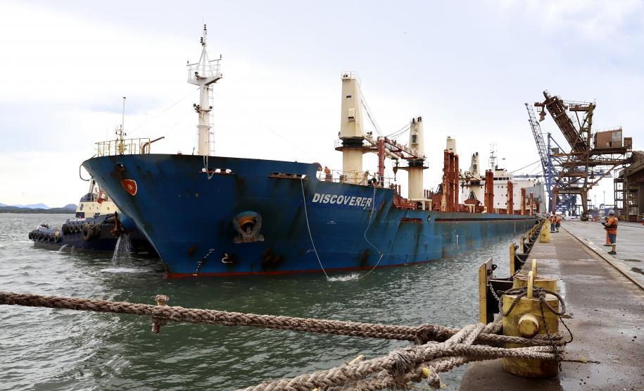 O navio Discoverer, de bandeira das Ilhas Marshall, tem 179,9 metros de comprimento por 28,4 metros de largura (boca). A embarcação tem cinco porões. A previsão de duração da operação é de cinco dias, com produtividade de 6.000 toneladas por dia, dependendo das condições meteorológicas, já que com chuva o produto não é descarregado.