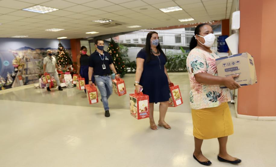 Natal Voluntário faz a alegria de 126 crianças em Paranaguá e Antonina